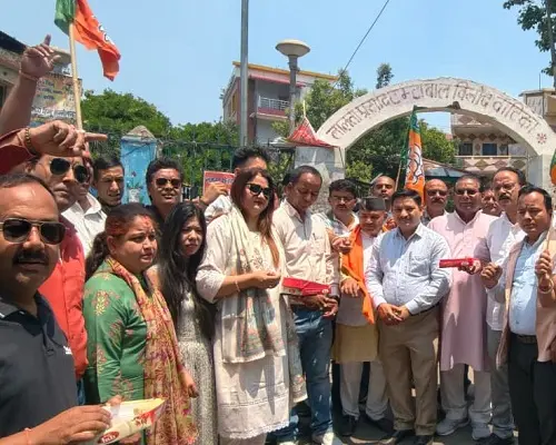 भगत'दा को पद्म भूषण मिलने पर मिठाई बांट मनाया जश्न