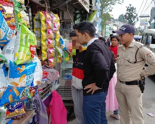 सिगरेट पी रहे बच्चों को अपने वाहन में बिठा ले गए ​डीएम, दुकानदार को रंगेहाथ पकड़ा
