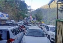 कैंची धाम में बेकाबू हुआ ट्रैफिक, 4 KM लंबा महाजाम कैंची धाम में बेकाबू हुआ ट्रैफिक, 4 KM लंबा महाजाम