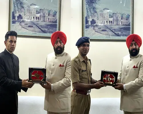 राज्यपाल के हाथों डीएम अंशुल सिंह और एसएसपी चंद्रशेखर घोड़के सम्मानित