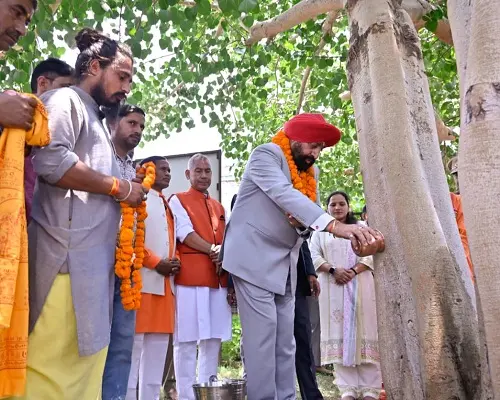 19almp2 काकड़ीघाट में ज्ञानवृक्ष पर राज्यपाल ने किया जलाभिषेक