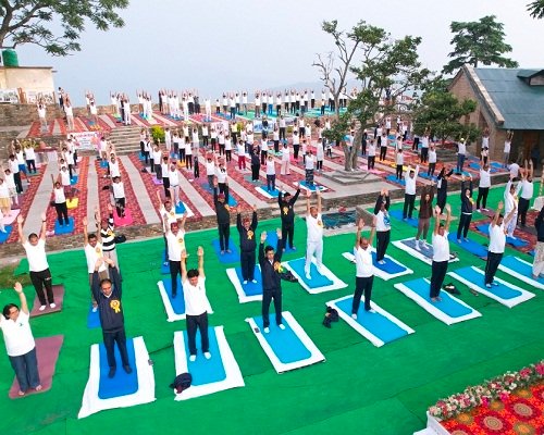 21almp4 अंतर्राष्ट्रीय योग दिवस: ऐतिहासिक मल्ला महल से गूंजा स्वस्थ जीवन का संदेश