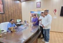 दमुवाढुंगा के मालिकाना हक और जनसमस्याओं को लेकर जिलाधिकारी से मिले जनप्रतिनिधि दमुवाढुंगा के मालिकाना हक और जनसमस्याओं को लेकर जिलाधिकारी से मिले जनप्रतिनिधि
