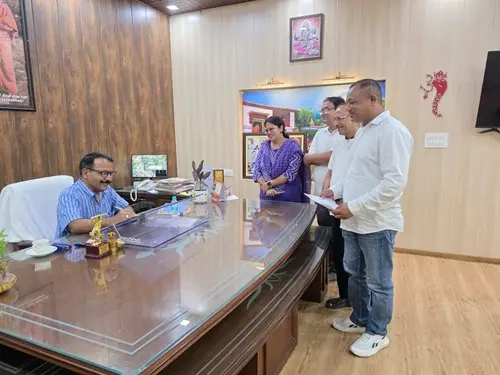 दमुवाढुंगा के मालिकाना हक और जनसमस्याओं को लेकर जिलाधिकारी से मिले जनप्रतिनिधि