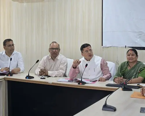 9almp4 बरसात की चुनौती से निपटने को विधायक ने किया सतर्क