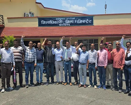 9almp7 इरशाद हुसैन कमेटी की रिपोर्ट सार्वजनिक करने समेत कई मांगों को लेकर प्रदर्शन