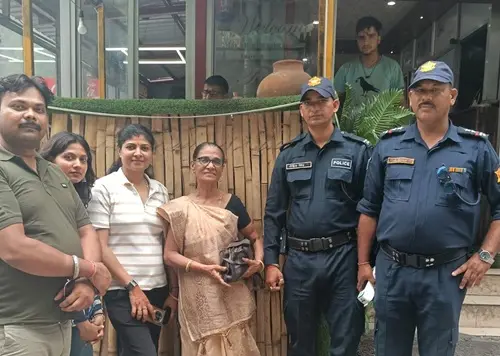 कैंची धाम: खोया हुआ पर्स पाकर भावुक हुईं महिला