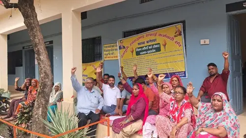 07 bgs 2 सफाई कर्मचारियों के आंदोलन को मिला फड़ व्यवसायियों का मजबूत समर्थन, बोले— 'न्यायोचित मांगें जल्द हों पूरी'