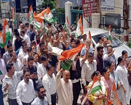 दिल्ली से अल्मोड़ा पहुंची आक्रोश की ज्वाला, कांग्रेस-छात्रों का माल रोड पर हल्ला बोल