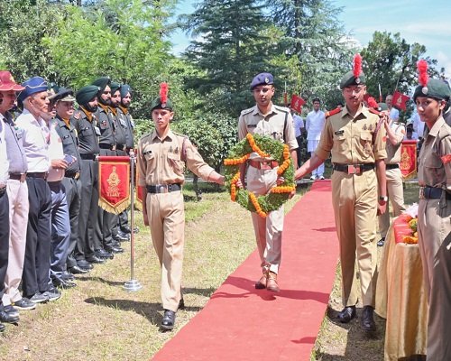 26ALMP8 अल्मोड़ा में कारगिल विजय दिवस: पुष्पचक्र व सलामी से शहीदों को श्रद्धांजलि