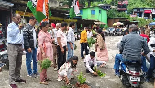 cong rkt गड्ढों में पौधे रोपकर कांग्रेस ने खोली विकास के दावों की पोल