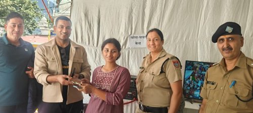 purce नंदा देवी मेले में गुम हुआ महिला का पर्स, नैनीताल पुलिस ने आधे घंटे में खोज निकाला